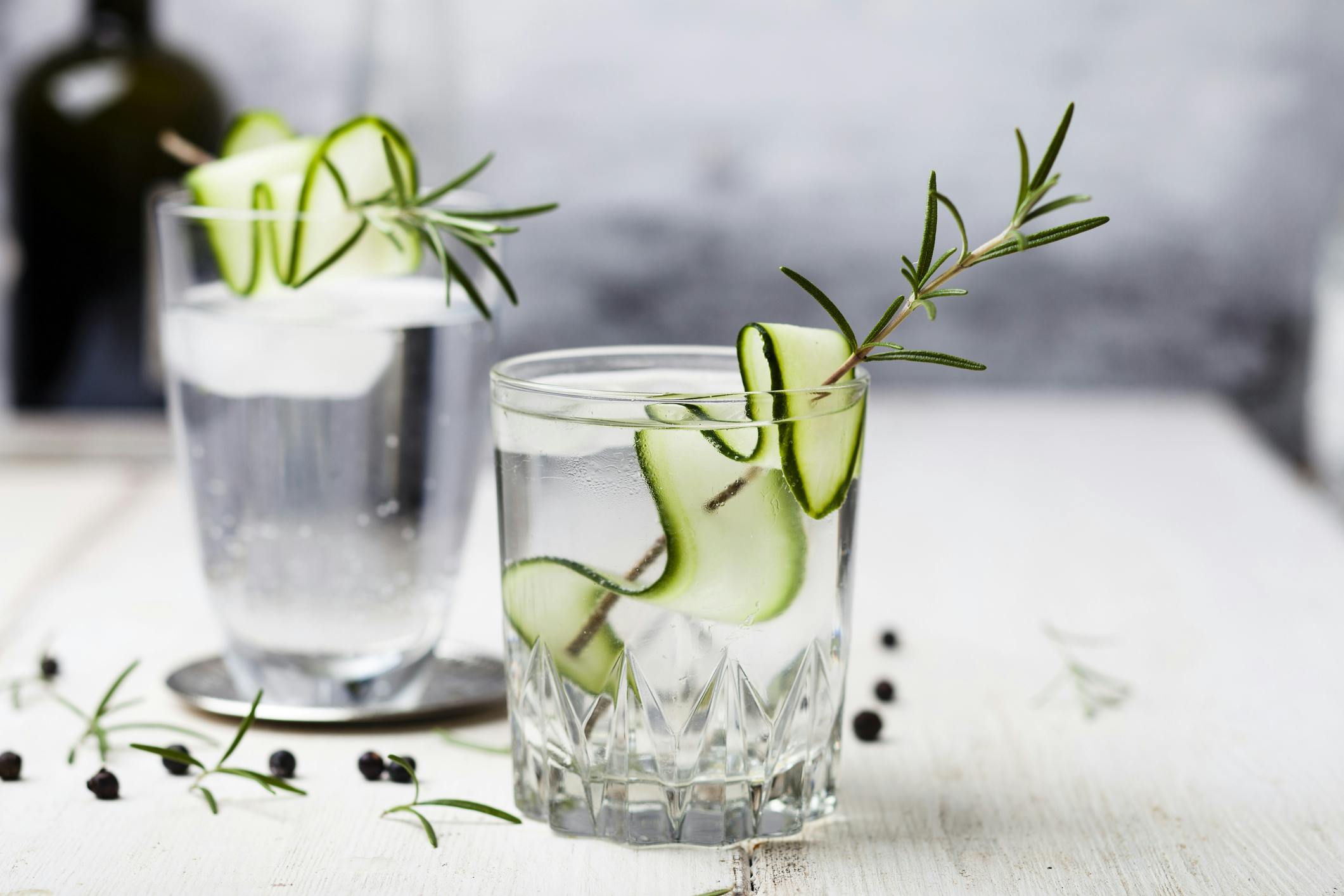 gettyimages 1140200168 Gin and tonic med agurk og rosmarin i tumblerglass